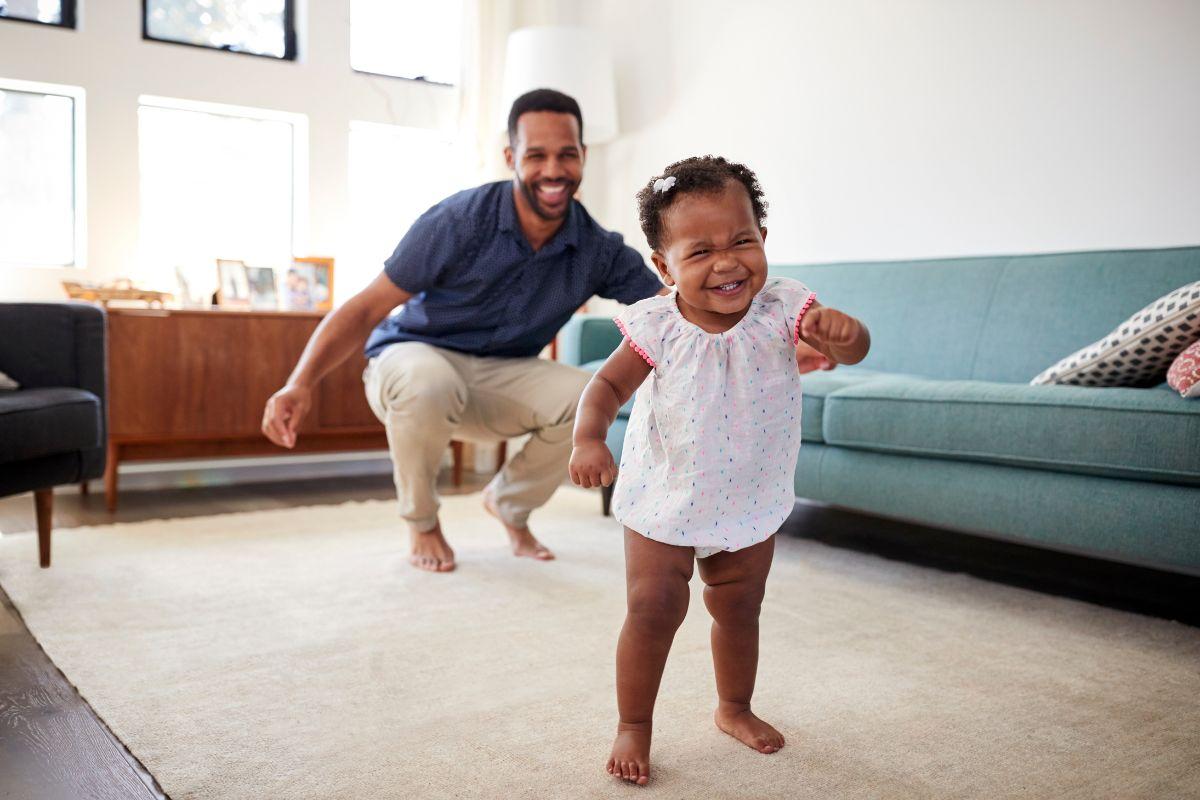 pai e filha brincando