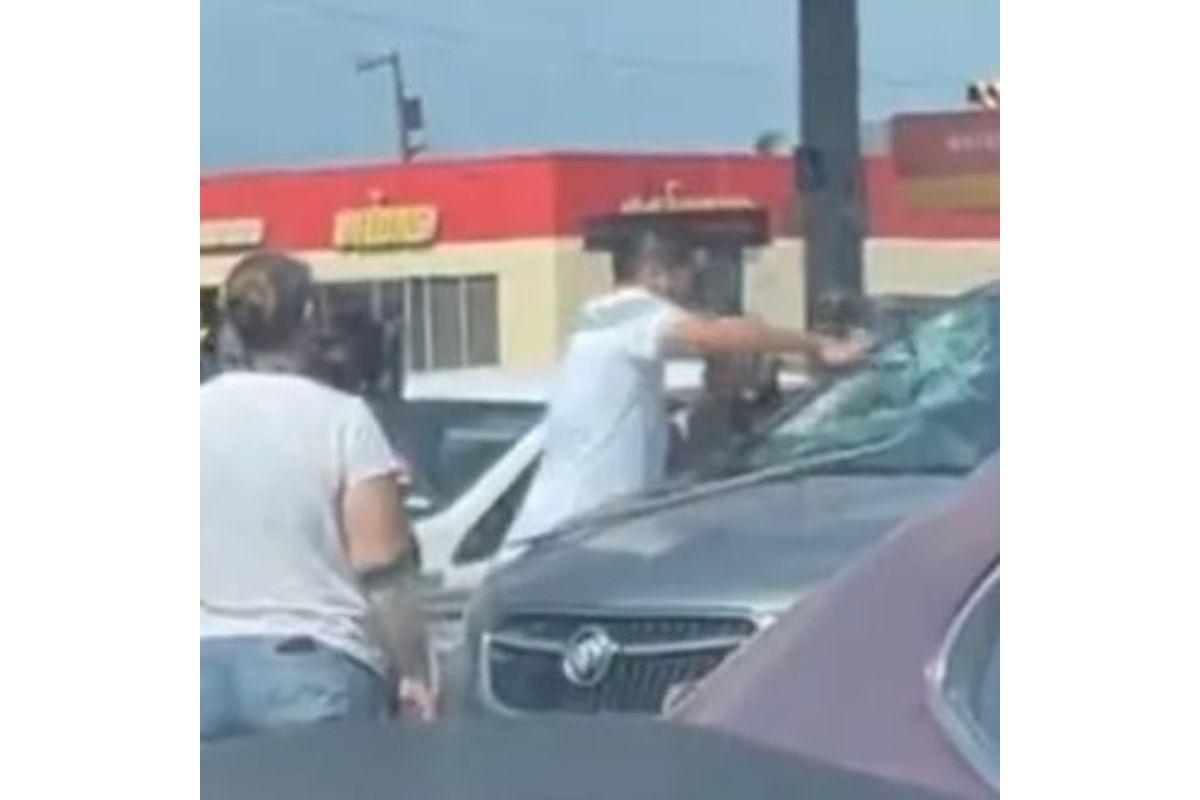 Pai quebra para-brisa do carro para salvar bebê