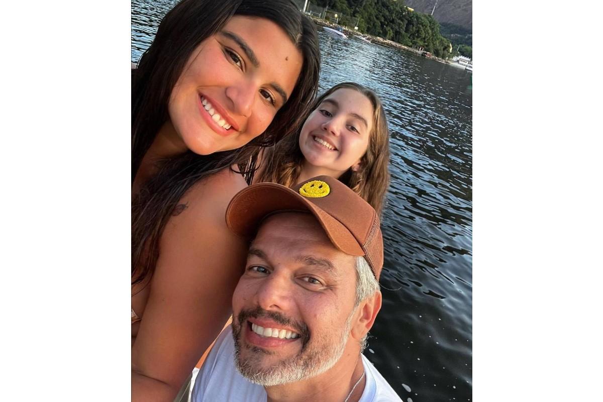 Otaviano Costa e as filhas