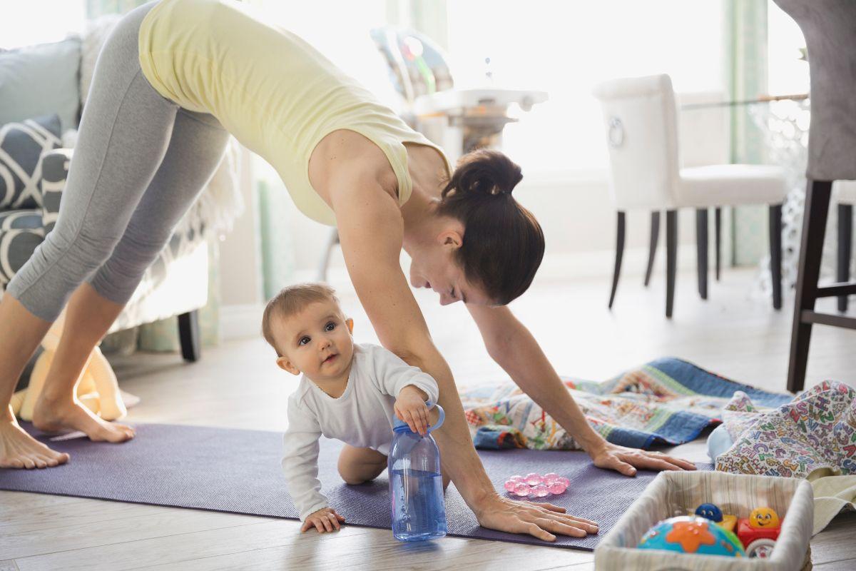 mãe se exercitando com bebê