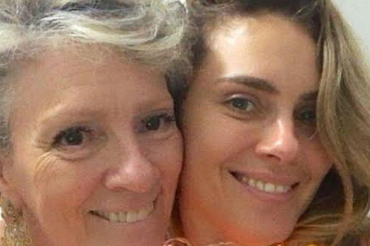 Carolina ao lado da mãe, Maíra