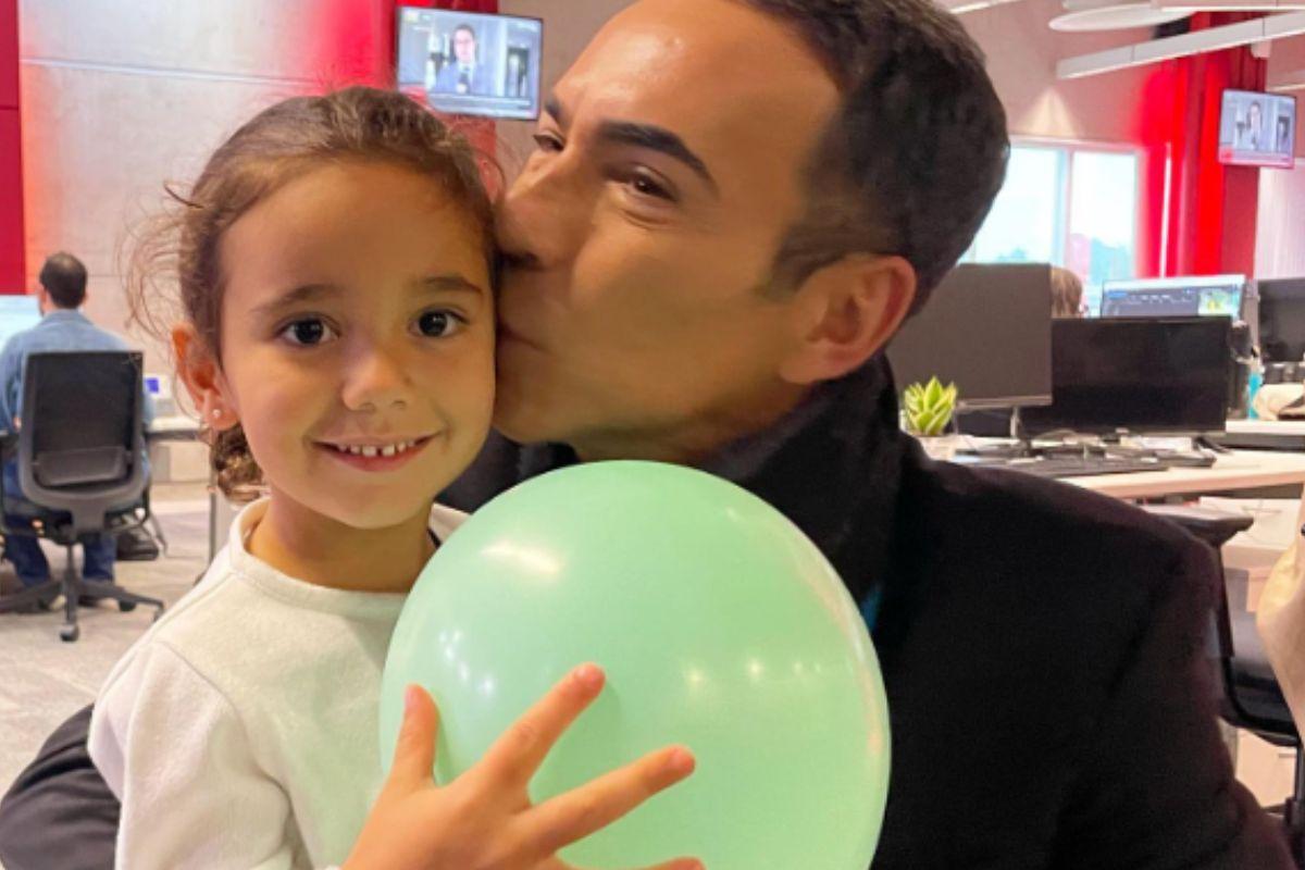 Casar Tralli leva filha para um dia no trabalho