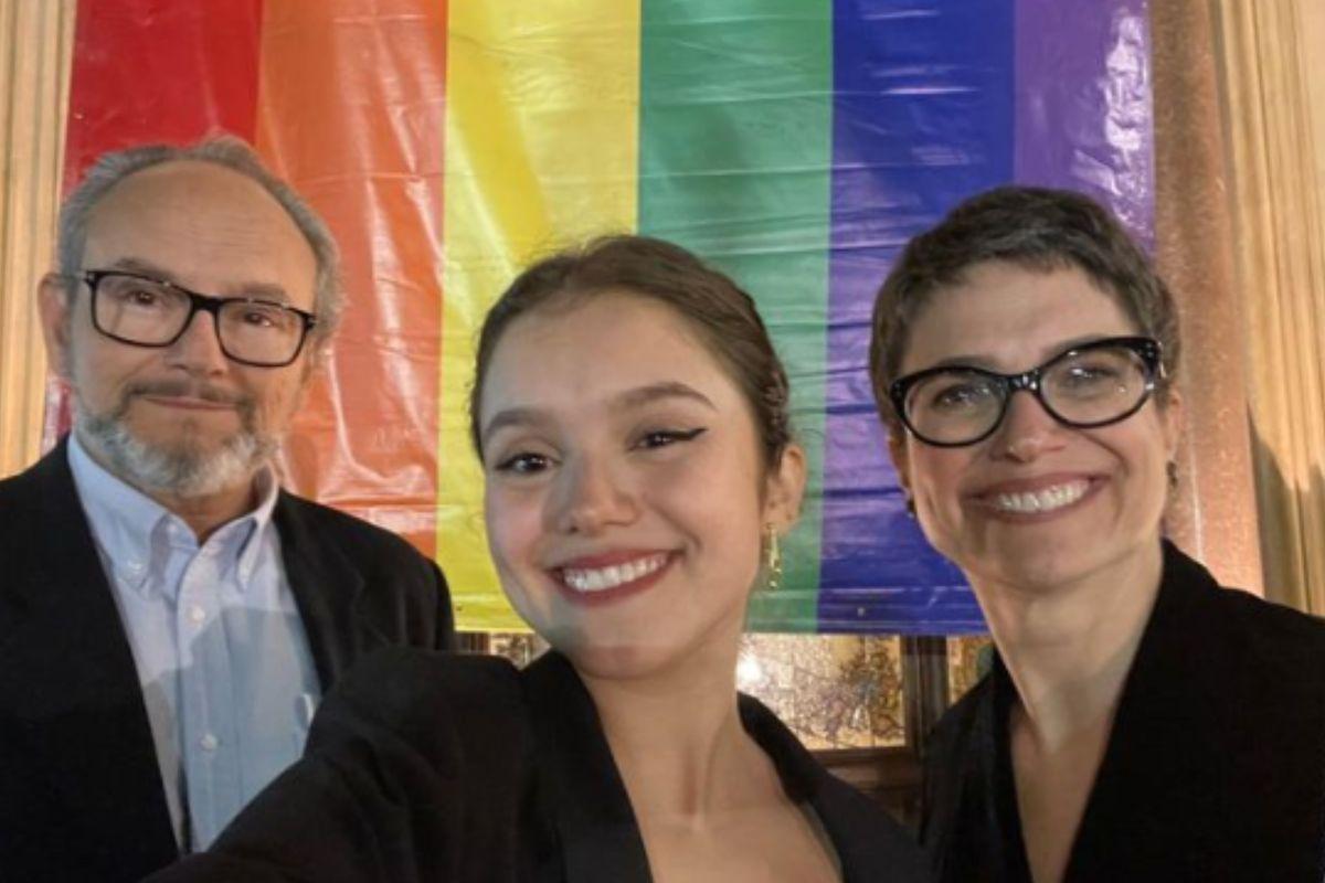 Filha de Sandra Annenberg com os pais no dia do Orgulho LGBTQIAP+