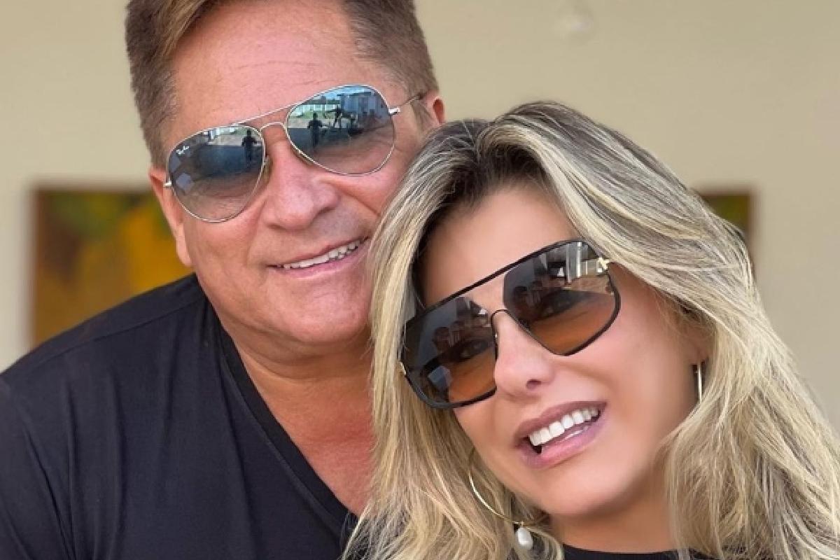 Poliana Rocha e Leonardo sorrindo lado a lado e usando óculos de sol