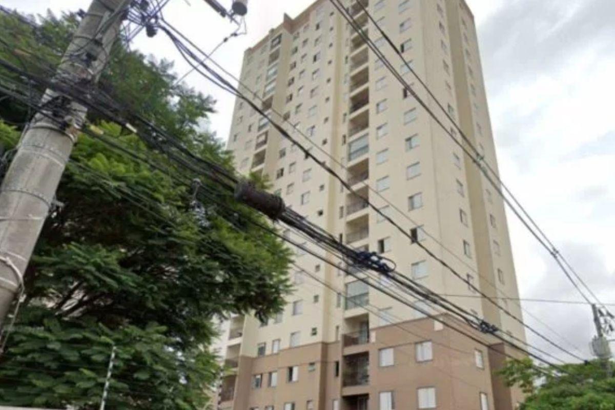 Criança morre após cair de prédio