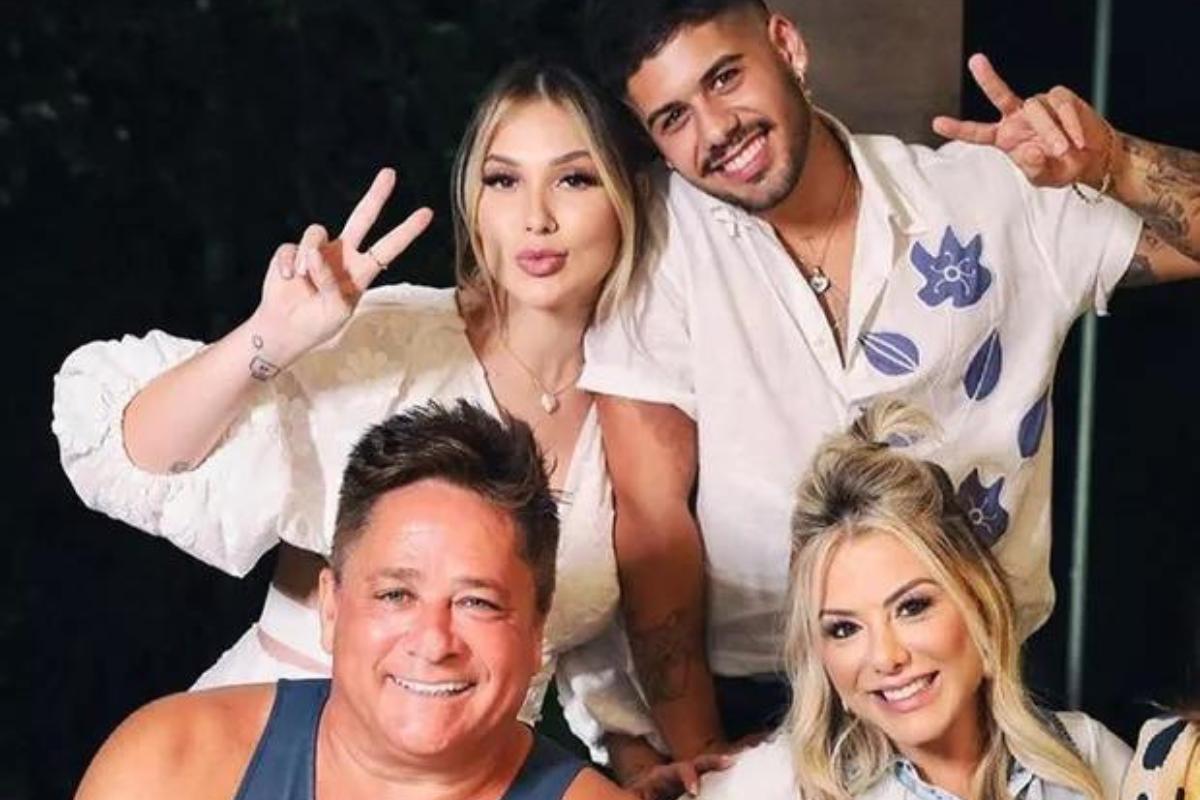Zé Felipe com os pais e com a esposa