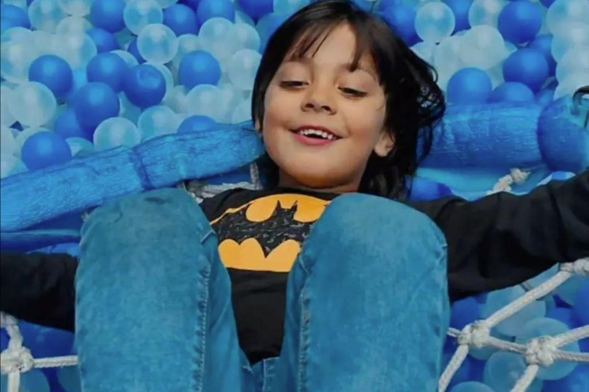 Mãe menino autista, criança autista, transtorno do espectro autista, TEA, mãe de criança autista, neurodivergente