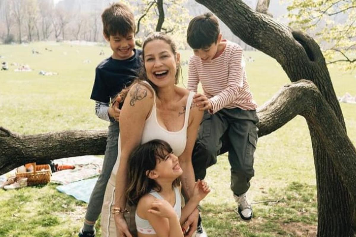 Luana Piovani com as crianças em viagem internacional