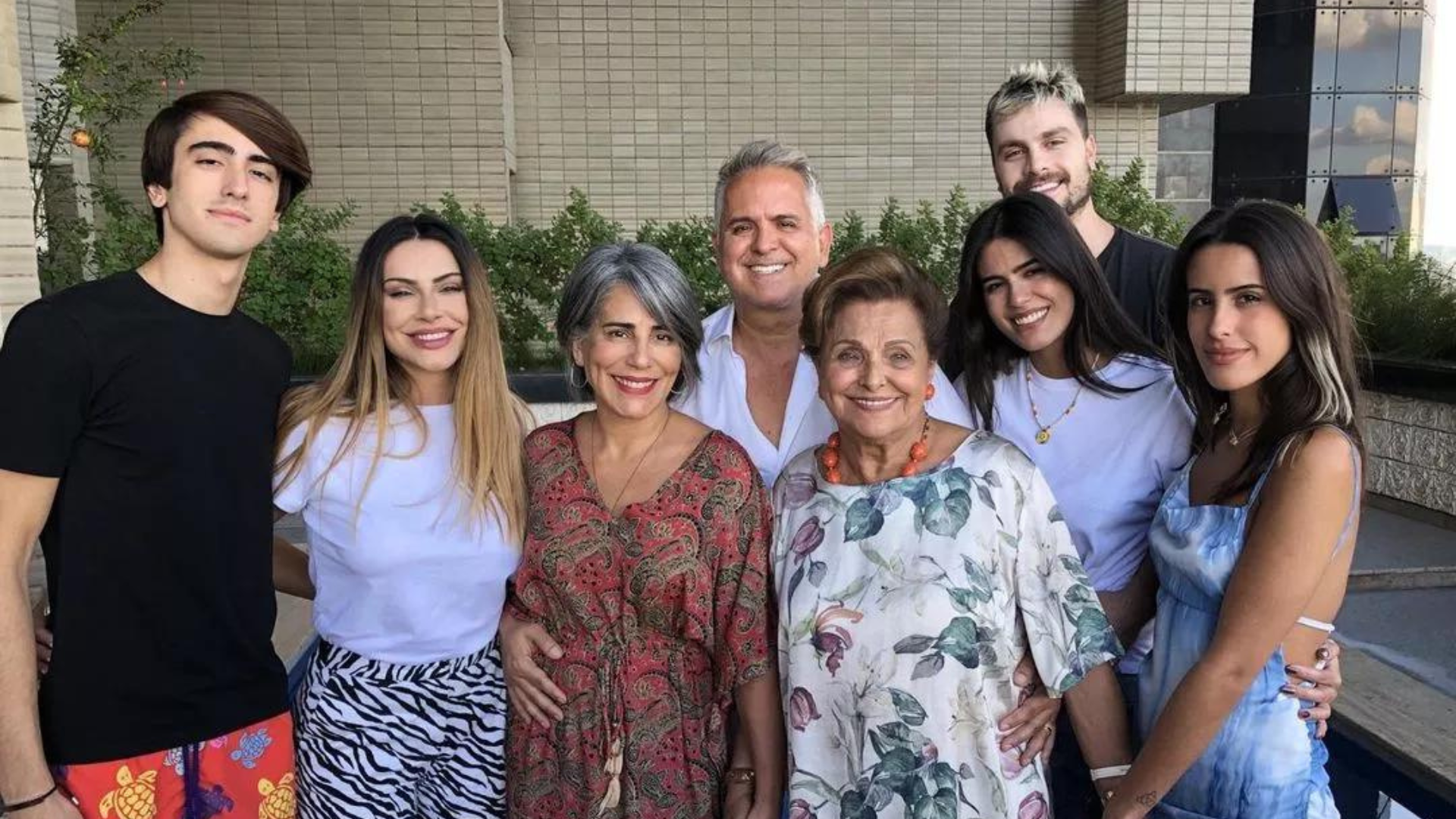 Gl&oacute;ria Pires e filhos