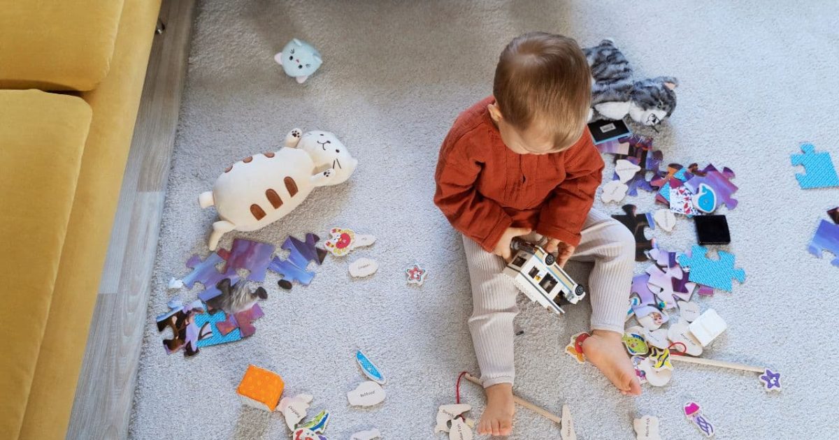 Por que crianças gostam de jogar coisas? Entenda essa fase - Pais e Filhos