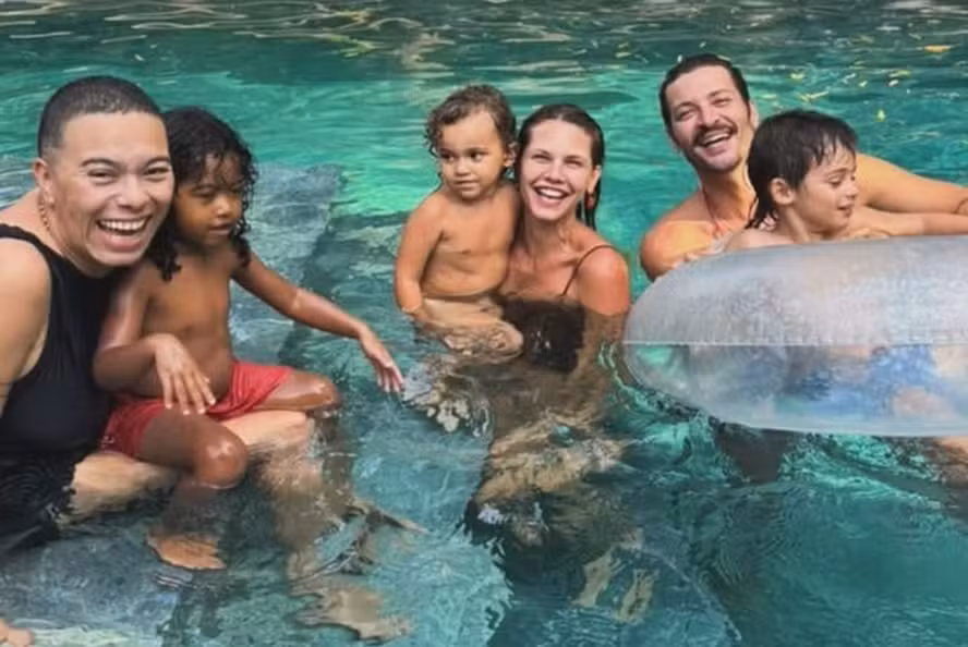 Maria Gadú e a filha, Alice, Louise D'Tuani e o filho, Caetano, e Leandro Lima e o filho, Toni. Foto: Story do Instagram @mariagadu/ Reprodução
