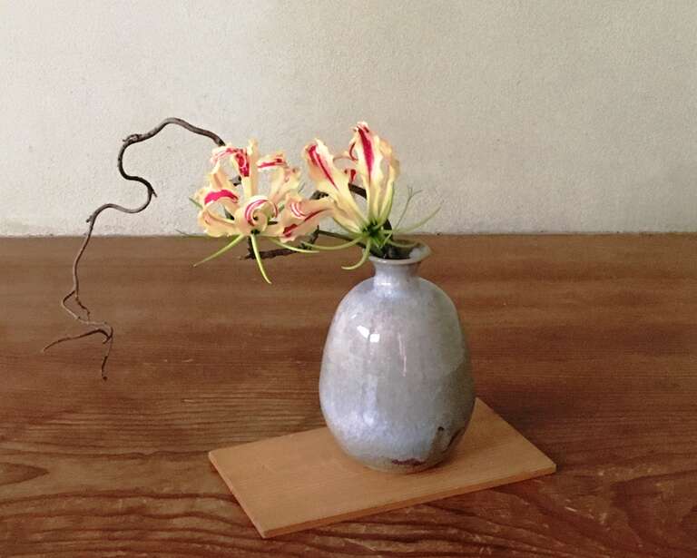 Shōfusō tea room with traditional summer chabana arrangement by the Sōgetsu-ryū school of ikebana, with tiger lilly.