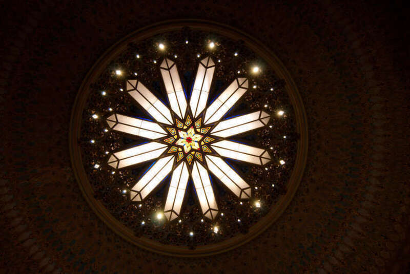ceiling light fixture of Rodeph Shalom Synagogue's sanctuary