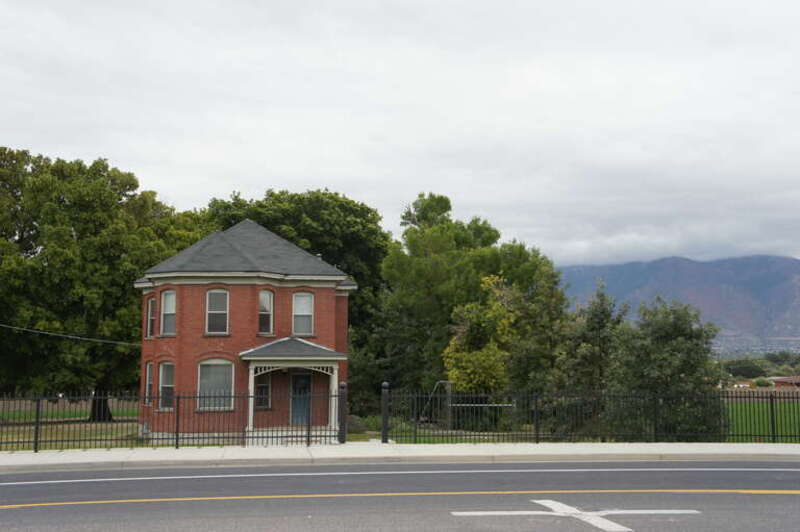 Uploaded as the Samuel and Geneva Holt Farmstead, but the picture does not match that house