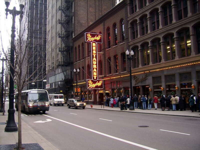 17 West Adams Street. No 27 to right is one of only two remaining cast-iron front buildings in Chicago.

Large  queue outside as it was its last week of opening. Good German-American fare.