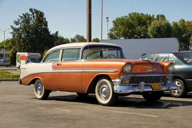 Une vieille Chevrolet Bel Air sur un parking à FREMONT (USA)