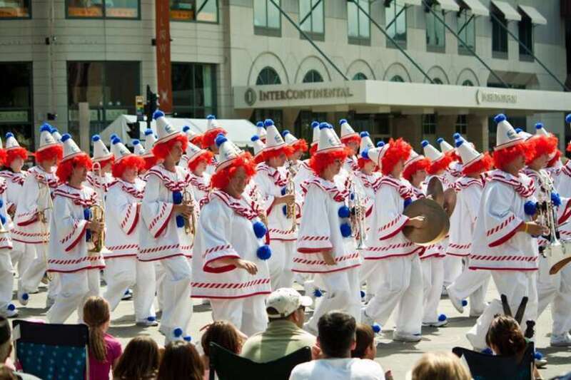 Clowns at the w:Great Circus Parade in Milwaukee