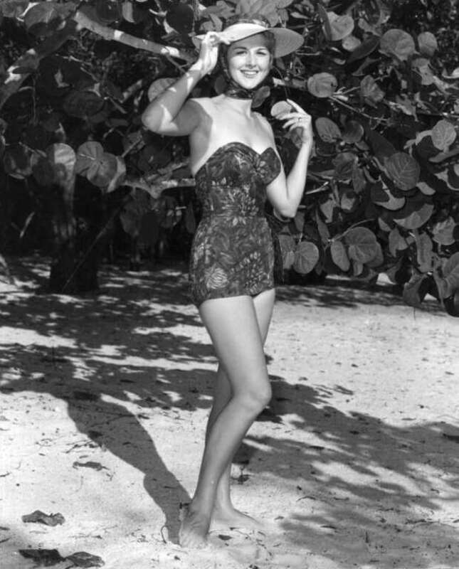 Persistent URL: http://www.floridamemory.com/items/show/75709Local call number: C028390Title: Eve Godley modeling at Matheson Hammock Park: Miami, FloridaDate: 1958Physical descrip: 1 photoprint - b&amp;w - 5 x 4 in.Series Title: