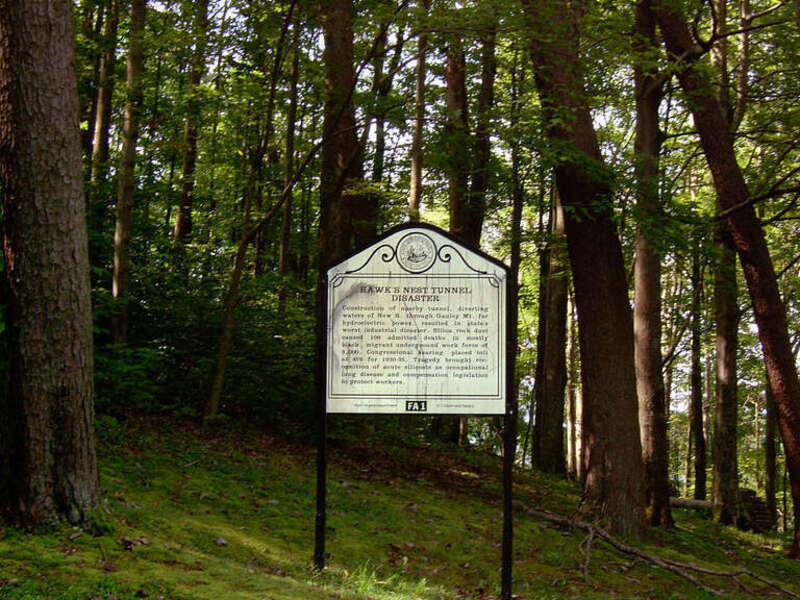 Historical marker for the w:Hawks Nest Tunnel Disaster.