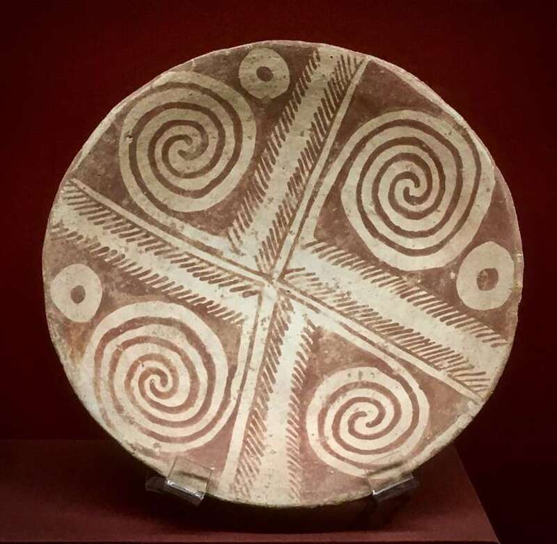 A classic Hohokam design on a large plate. Labelled "SRP Heritage", which I think means it was recovered somewhere on the SRP's extensive network of power lines  that serve PHX from the upstream SRP dams. About 14 " diameter, by memory. The design