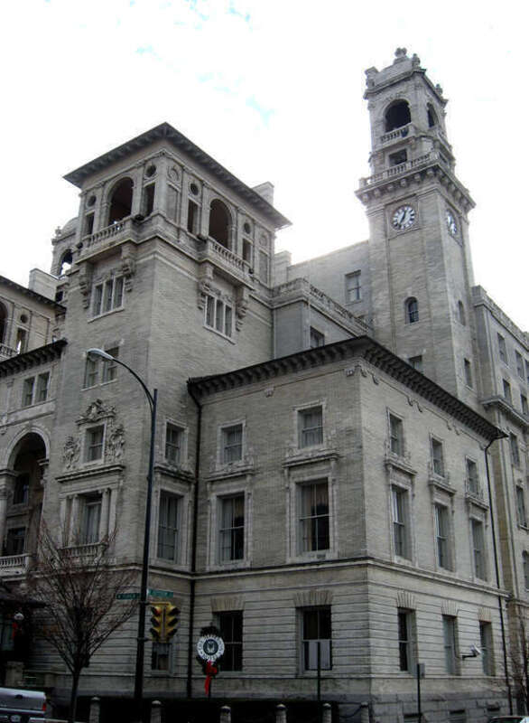 The historic Jefferson Hotel — in Richmond, Virginia.
Designed by the NYC firm Carrère and Hastings in 1895.
On the National Register of Historic Places in Richmond.