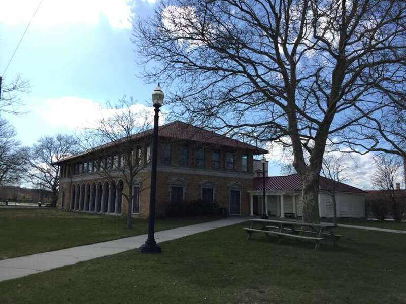 Seaside Park in Bridgeport, Connecticut features 2.5 miles of beach on Long Island Sound. The 375-acre park includes several statues and memorials.