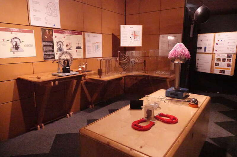This is a hands-on static electricity exhibit that teaches you some of the experiments that Ben Franklin and other early pioneers performed