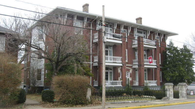 Front and western side of the St. James Apartments, located at 1133 Chestnut Street in Bowling Green, Kentucky, United States.  Built in 1912, it is listed on the National Register of Historic Places.
