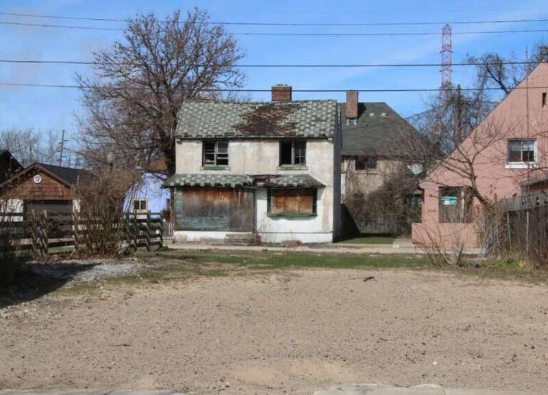 Marktown is a small Garden City Movement community set amongst steel rolling mills and the BP_Amoco refineray in Gary, Indiana, USA. Buolt to a high standard and incorporating a lot of Arts &amp; Crafts detail in the 1920s, this community is now