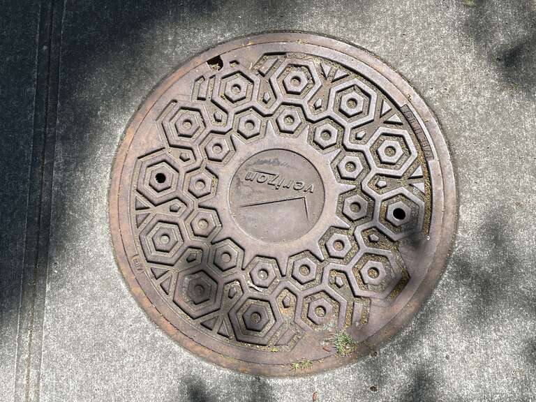 Verizon Manhole cover (Renton, Washington)