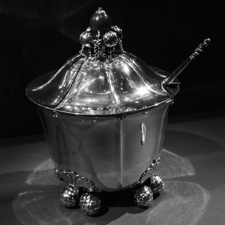 Melon Tureen
Georg Jensen
Danish, 1866-1935
"Melon" Tureen, model 189
Designed 1912/14, produced 1919
Sterling silver

The Art Institute of Chicago in Chicago, Illinois