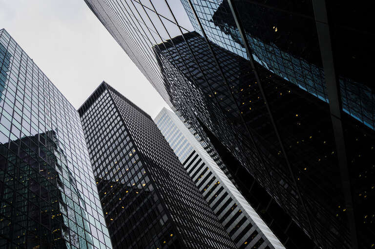500px provided description: Vista hacia arriba de algunos edificios de Nueva York [#sky ,#city ,#blue ,#light ,#cityscape ,#new york ,#building ,#usa ,#dark ,#skyscraper ,#financial district ,#manhattan ,#futuristic ,#office building ,#downtown