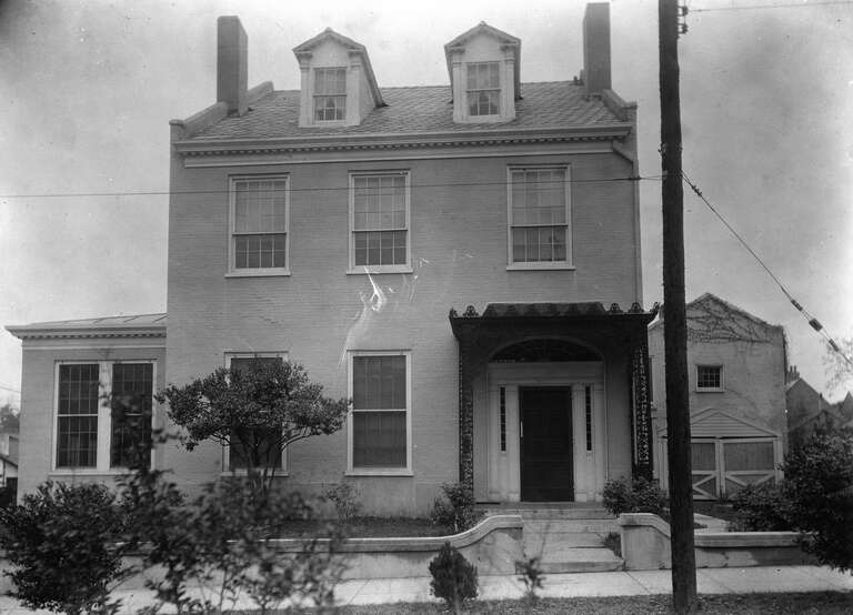 Front of the Van Court Town House, located at 510 Washington Street in Natchez, Mississippi, United States.  Built in 1836, it is listed on the National Register of Historic Places.