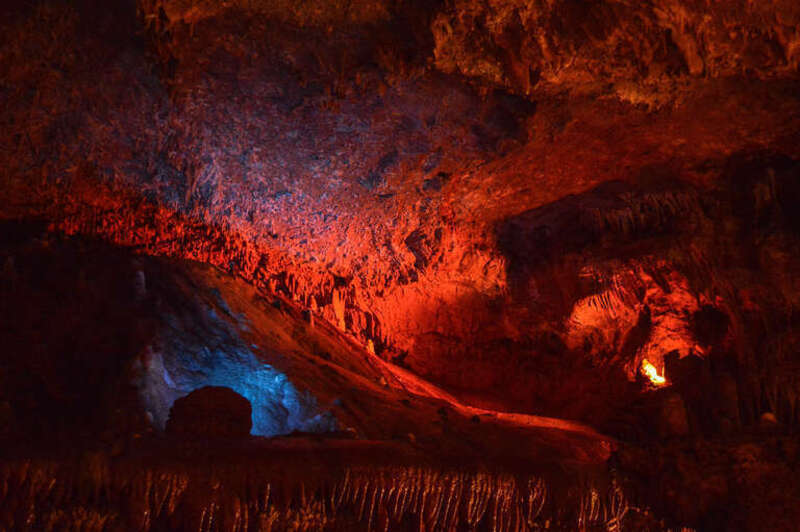 w:Meramec Caverns.