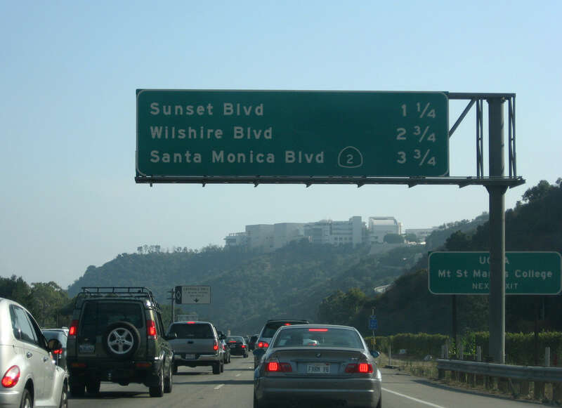 A typical smoggy day in Los Angeles, with heavy traffic on Interstate 405 southbound approaching the Getty Museum.