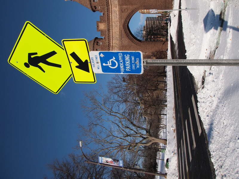 Schildermast in Hartford, CT. Im Hintergrund das Civil War Monument