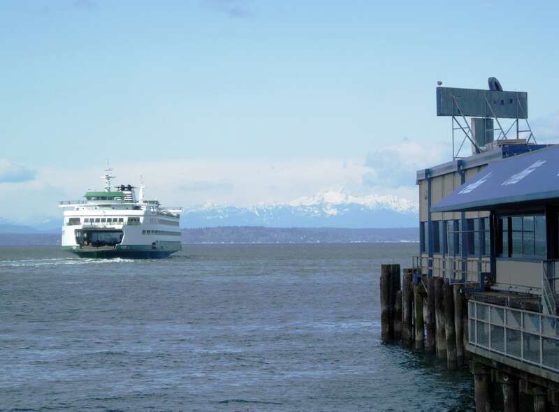 Bainbridge ferry &amp; Olympic mts