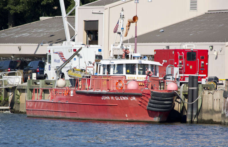 DCFEMS Fireboat John Glenn with rescue vehicles - 2013-08-25