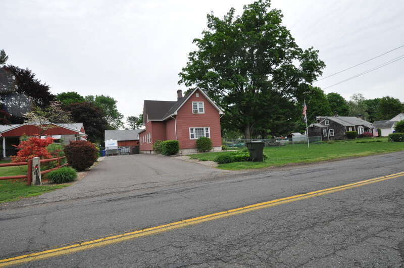 Naubuc Avenue-Broad Street Historic District, East Hartford, Connecticut.  Houses on Naubuc Ave.