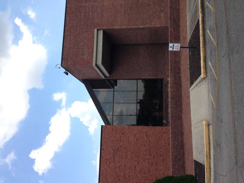 This image shows the point at which the Pei designed building is joined with the 1987 design by James K Paris. The angled glass marks this transition.