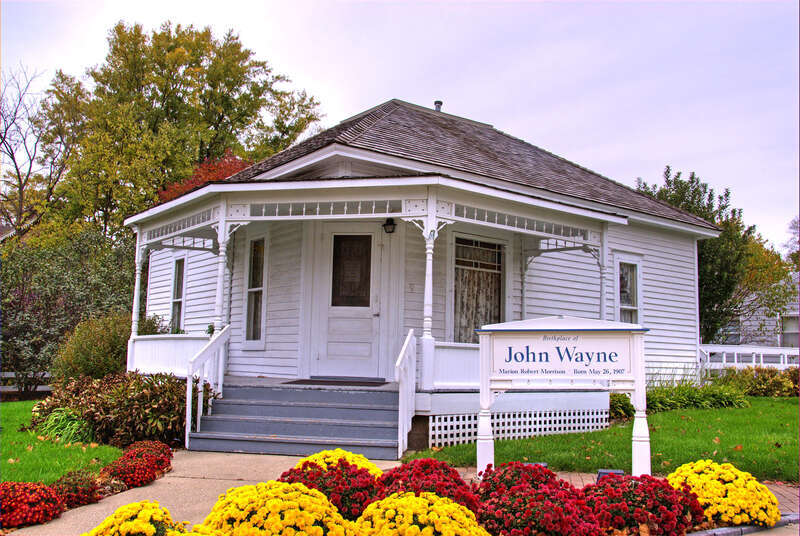 John Wayne nació con el nombre de Marion Robert Morrison en Winterset (Iowa), el 26 de mayo de 1907 en esta casa. La familia se mudo a Palmdale (California), y de allí a Glendale (California) en 1911.