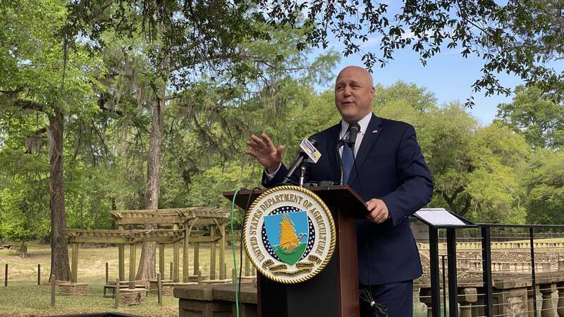 U.S. Department of Agriculture Secretary Tom Vilsack, White House Infrastructure Coordinator Mitch Landrieu, U.S. Congressman Sanford Bishop, GA CD2, attend a briefing with community stakeholders and tour the Radium Springs Garden in Albany, GA, on