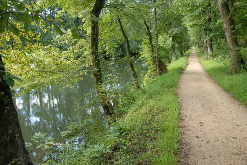 The Delaware and Raritan Canal State park trail along the Delaware and Raritan Canal - South bound.
