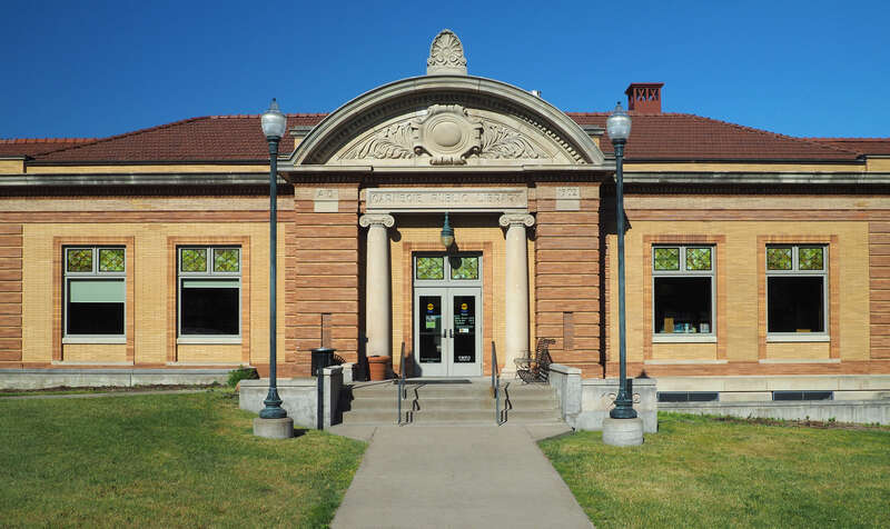 Original 1902 façade of Stillwater Public Library (now the rear 4th St Entrance), flanked by expansions built in the early 1970s. Viewed from the west-southwest.