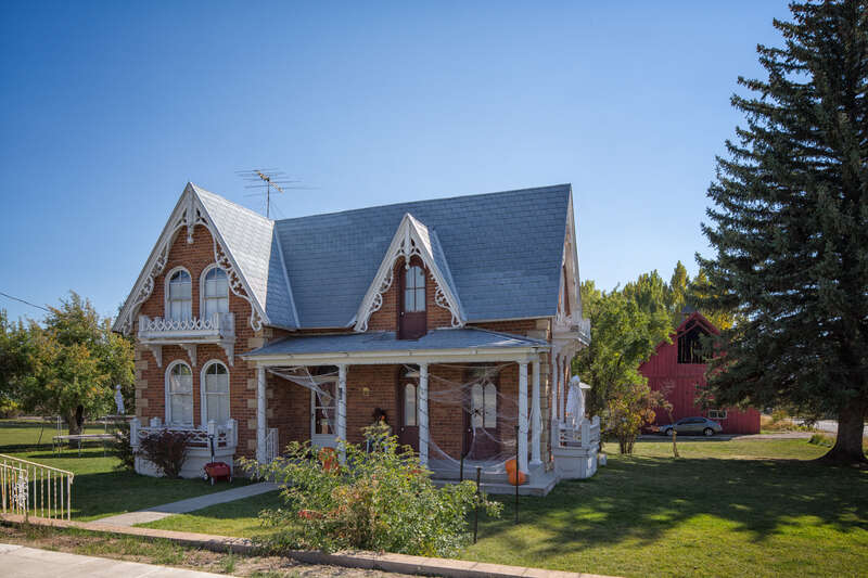 William Bonner House with barn in rear on the right.