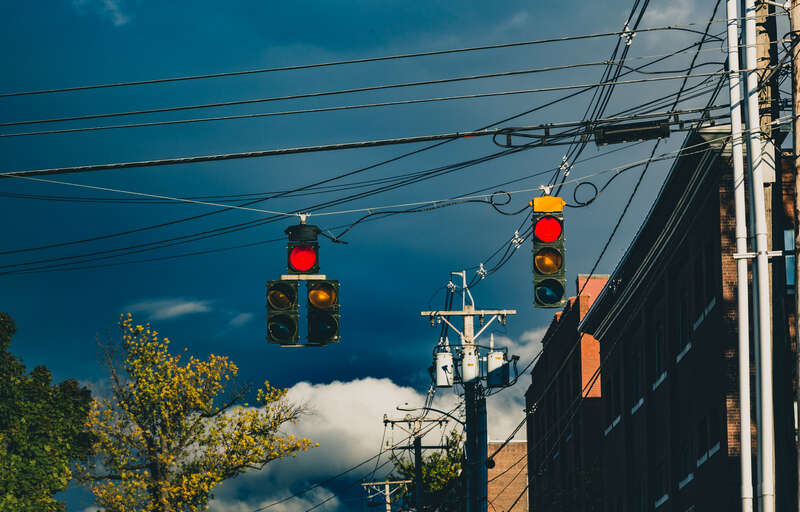 A stoplight at Battery Street &amp; Maple Street in Burlington, Vermont.