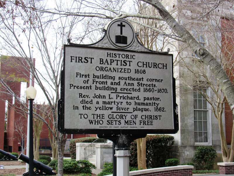 The historical marker for First Baptist Church in Wilmington, North Carolina.