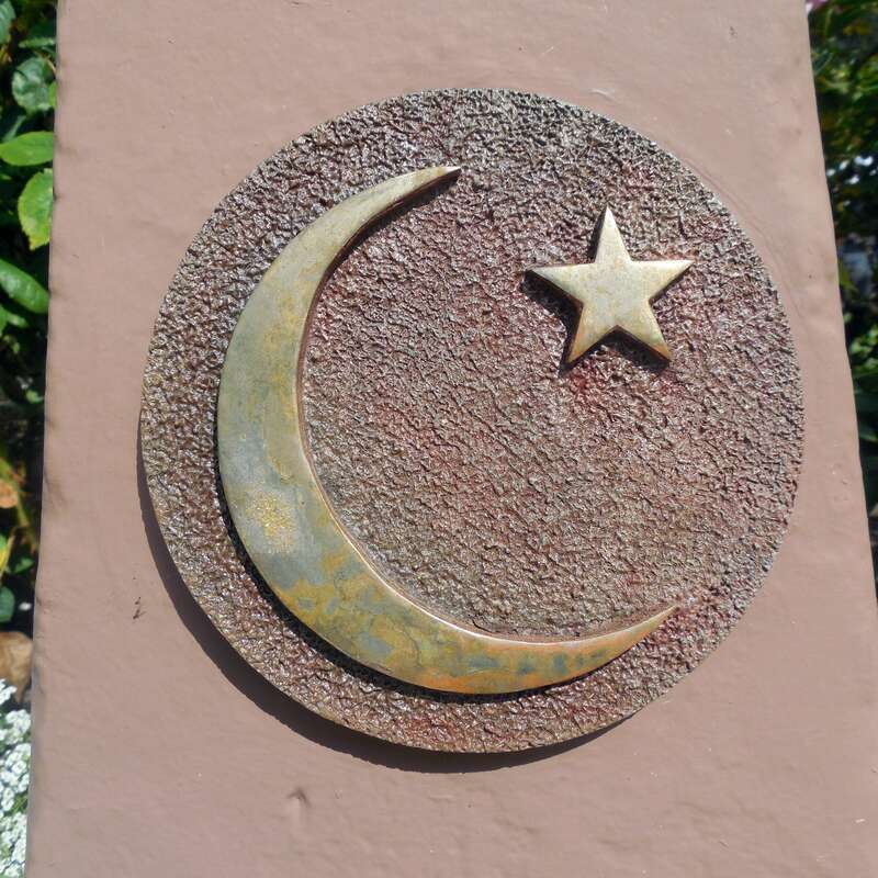 Star &amp; Crescent symbol in the "Court of Religions" at the SRF Lake Shrine, Pacific Palisades, Los Angeles, California, United States.