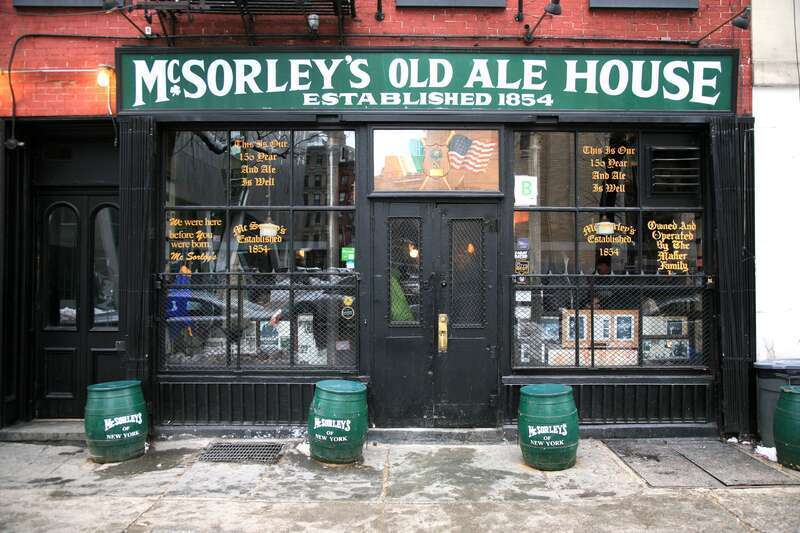 www.mcsorleysnewyork.com/
Source : Wikipédia
McSorley's Old Ale House, generally known as McSorley's, is the oldest "Irish" tavern in New York City. Located at 15 East 7th Street in the East Village neighborhood of Manhattan, it was one of the last
