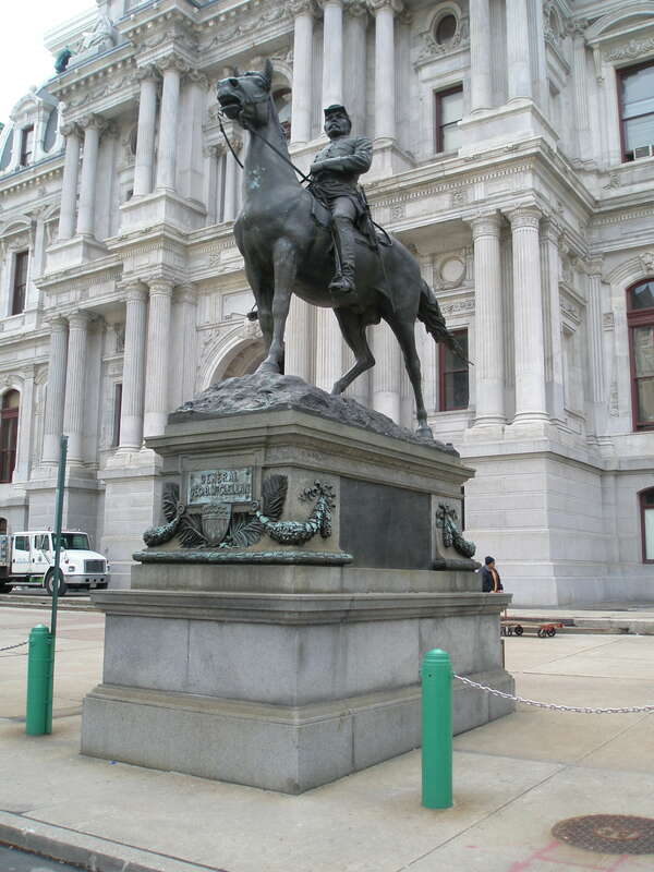 en:George B. McClellan in front of en:Philadelphia City Hall